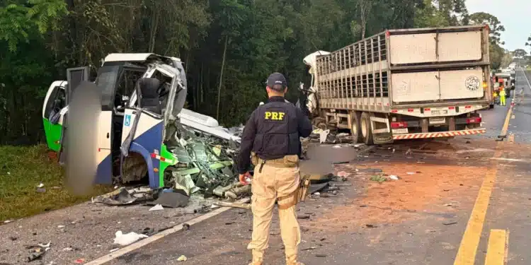 Acidente entre ônibus e carreta deixa pelo menos 21 mortos no Paraná • Créditos: PRF