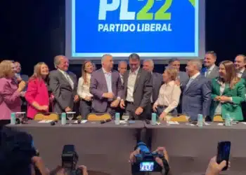 Flávio Bolsonaro oficializou Alfredo Gaspar como candidato a vice-presidente na chapa do PL. - Foto: Reprodução