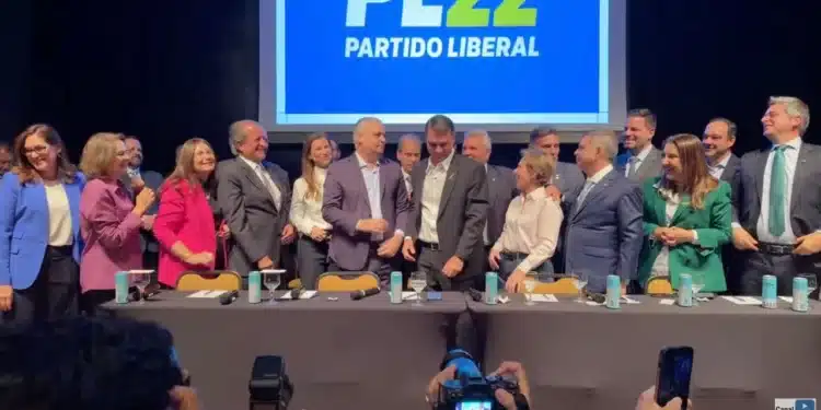 Flávio Bolsonaro oficializou Alfredo Gaspar como candidato a vice-presidente na chapa do PL. - Foto: Reprodução