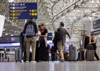 Passageiros circulam pelo Aeroporto Internacional do Galeão, no Rio de Janeiro — Foto: Márcia Foletto/Agência O Globo