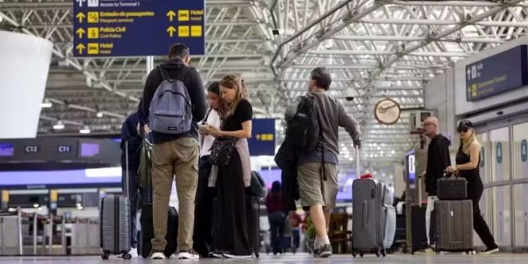 Passageiros circulam pelo Aeroporto Internacional do Galeão, no Rio de Janeiro — Foto: Márcia Foletto/Agência O Globo