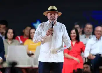 Lula e caminhoneiros: o presidente afirmou que 'nós fazemos as coisas, mas não estamos lá', ao dizer que é necessário maior diálogo do governo com a categoria profissional (Miguel SCHINCARIOL/AFP)