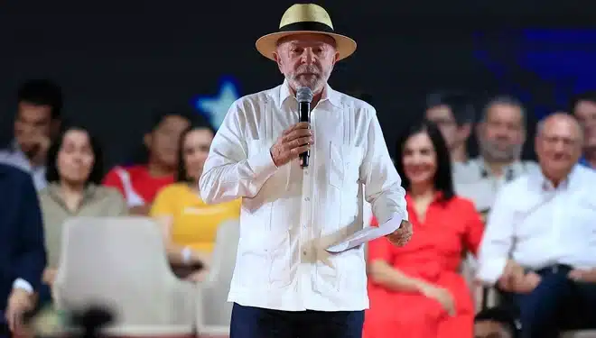Lula e caminhoneiros: o presidente afirmou que 'nós fazemos as coisas, mas não estamos lá', ao dizer que é necessário maior diálogo do governo com a categoria profissional (Miguel SCHINCARIOL/AFP)
