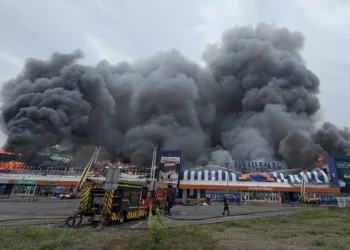 Equipes de resgate ucranianas trabalham para extinguir um incêndio em um shopping center danificado após um ataque aéreo em Zaporizhzhia. 28/08/2026 - (DARYA NAZAROVA/AFP)