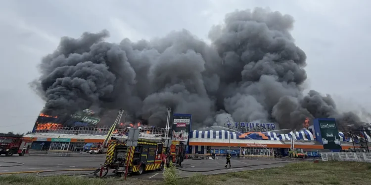 Equipes de resgate ucranianas trabalham para extinguir um incêndio em um shopping center danificado após um ataque aéreo em Zaporizhzhia. 28/08/2026 - (DARYA NAZAROVA/AFP)