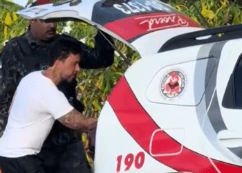 Carlinhos Maia usando viatura da PM em pegadinha Foto: reprodução/TikTok (@pe.de.pano.e.suas)