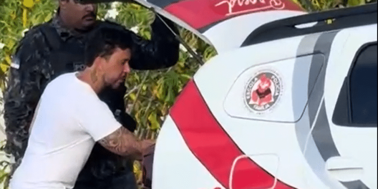 Carlinhos Maia usando viatura da PM em pegadinha Foto: reprodução/TikTok (@pe.de.pano.e.suas)