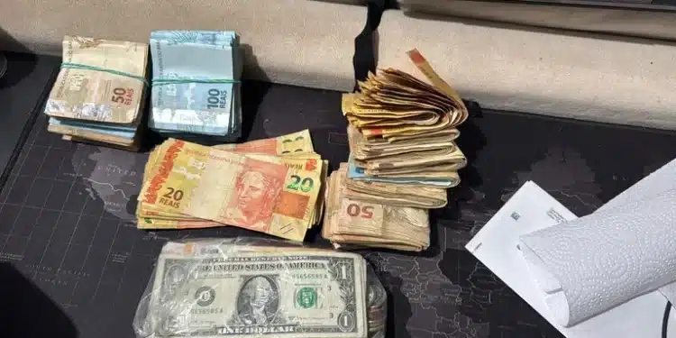 A Polícia Federal deflagrou, nesta quarta-feira (19/8), a Operação Sinon, para investigar esquema de corrupção voltado ao fornecimento indevido de informações sigilosas de investigações policiais em troca de vantagens financeiras  • Polícia Federal