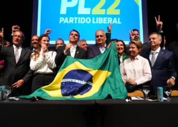 Flávio Bolsonaro e Alfredo Gaspar durante o anúncio da chapa na sede do PL, em Brasília (PL/Divulgação)