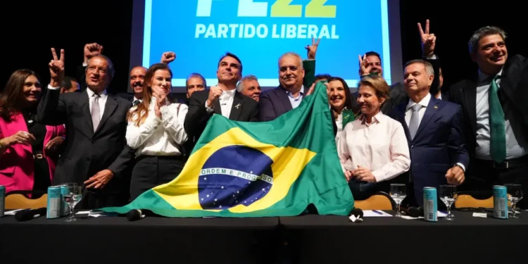 Flávio Bolsonaro e Alfredo Gaspar durante o anúncio da chapa na sede do PL, em Brasília (PL/Divulgação)