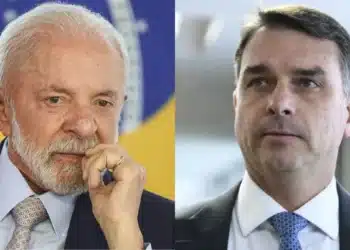 O presidente Lula, à esquerda, e o senador Flávio Bolsonaro, à direita  • Reprodução