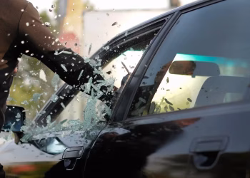 Bandido roubando carro elétrico
Freepik/Divulgação