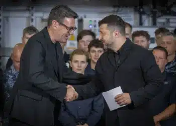 O primeiro-ministro britânico Andy Burnham (à esquerda) aperta a mão do presidente ucraniano Volodymyr Zelensky durante a visita deste ao Reino Unido, em 27 de julho de 2026  • Getty Images