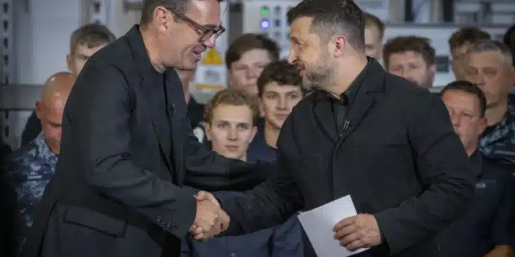 O primeiro-ministro britânico Andy Burnham (à esquerda) aperta a mão do presidente ucraniano Volodymyr Zelensky durante a visita deste ao Reino Unido, em 27 de julho de 2026  • Getty Images
