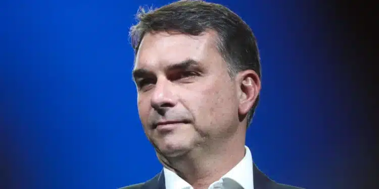 SP - ELEIÇÕES 2026/FLÁVIO BOLSONARO - CIDADES - Convenção nacional do Partido Liberal (PL) que oficializou a candidatura do senador Flávio Bolsonaro (PL) a Presidência da República, no Mercado Pago Hall, na Arena Pacaembu, zona oeste de São Paulo, neste sábado (25). 25/07/2026 - Foto: MARINA UEZIMA/AGÊNCIA O DIA/AGÊNCIA O DIA/ESTADÃO CONTEÚDO  • ESTADÃO CONTEÚDO