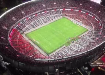 Torcedor passou mal nas arquibancadas do estádio Monumental de Núñez durante o jogo
Reprodução / riverplate.com