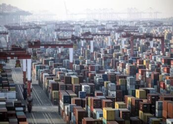 Contêineres no Porto de Águas Profundas de Yangshan, em Xangai — Foto: Qilai Shen/Bloomberg