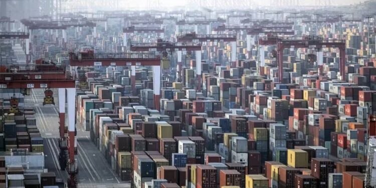 Contêineres no Porto de Águas Profundas de Yangshan, em Xangai — Foto: Qilai Shen/Bloomberg