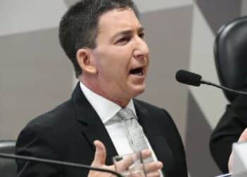Glenn Greenwald afirma que fontes da Vaza Jato foram preservadas e acusa Moraes de “violar direito sagrado do jornalismo”. (Foto: Marcos Oliveira/Agência Senado)