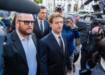 Mark Zuckerberg chega para depor em Los Angeles, em fevereiro, em outro julgamento na qual a Meta foi responsabilizada por provocar danos à saúde mental de uma adolescente — Foto: Kyle Grillot/Bloomberg