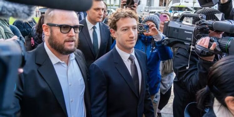Mark Zuckerberg chega para depor em Los Angeles, em fevereiro, em outro julgamento na qual a Meta foi responsabilizada por provocar danos à saúde mental de uma adolescente — Foto: Kyle Grillot/Bloomberg