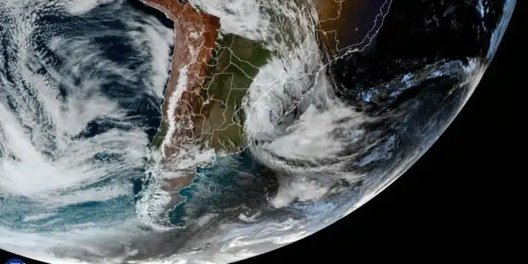 Movimentação do ciclone no Sul do Brasil  • NOAA