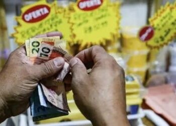 Aperto: consumidores estão menos dispostos a adquirir bens mais caros (Rafael Martins/AFP)