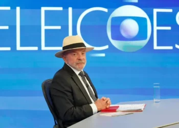 Luiz Inácio Lula da Silva (PT) com Renata Vasconcellos e César Tralli nos Estúdios Globo. (Globo/ Manoella Mello/Divulgação)