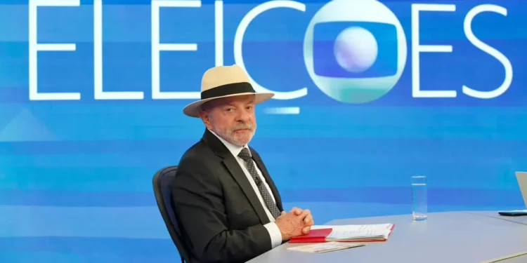 Luiz Inácio Lula da Silva (PT) com Renata Vasconcellos e César Tralli nos Estúdios Globo. (Globo/ Manoella Mello/Divulgação)