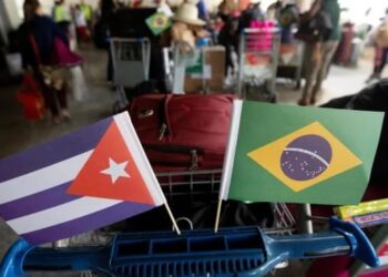 Médicos cubanos ingressaram com uma ação nos EUA para denunciar as condições de trabalho no Brasil no programa Mais Médicos (Foto: EFE/Joédson Alves)