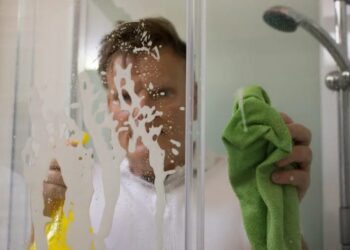 Restos de sabonete e outros produtos também podem causar manchas Imagem: Getty Images