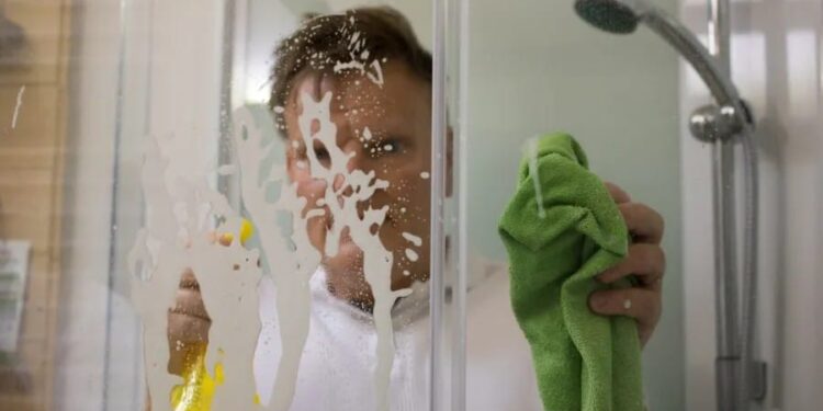 Restos de sabonete e outros produtos também podem causar manchas Imagem: Getty Images