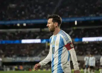Messi durante jogo entre Argentina e Colômbia pelas Eliminatórias • Manuel Cortina/SOPA Images/LightRocket via Getty Images