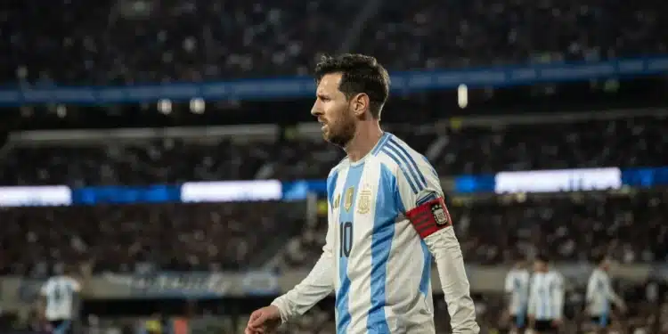 Messi durante jogo entre Argentina e Colômbia pelas Eliminatórias • Manuel Cortina/SOPA Images/LightRocket via Getty Images