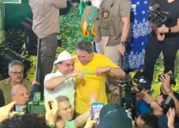 Flávio Bolsonaro e Efraim Filho durante convenção do PL.. Felipe Nunes/CBN