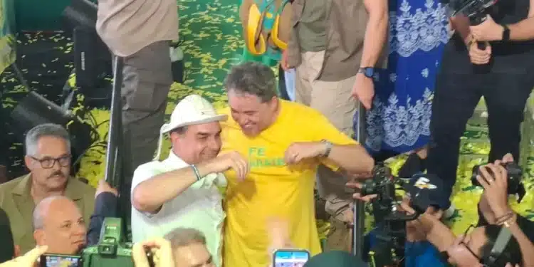 Flávio Bolsonaro e Efraim Filho durante convenção do PL.. Felipe Nunes/CBN