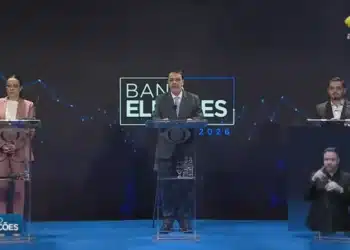 À esquerda, a candidata ao governo Juliana Brizola (PDT-RS); à direita, o candidato Gabriel Souza (MDB); no centro, o apresentador e jornalista Oziris Marins  • Youtube/Band RS