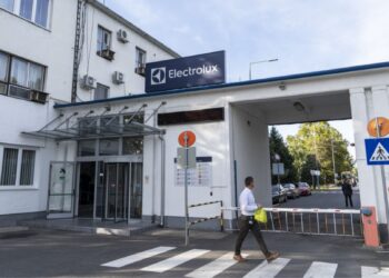A Electrolux anunciou o encerramento da unidade em Jászberény, na Hungria somando 2.700 demissões globais em 2026
Foto: Electrolux/Index/Reprodução/ND Mais