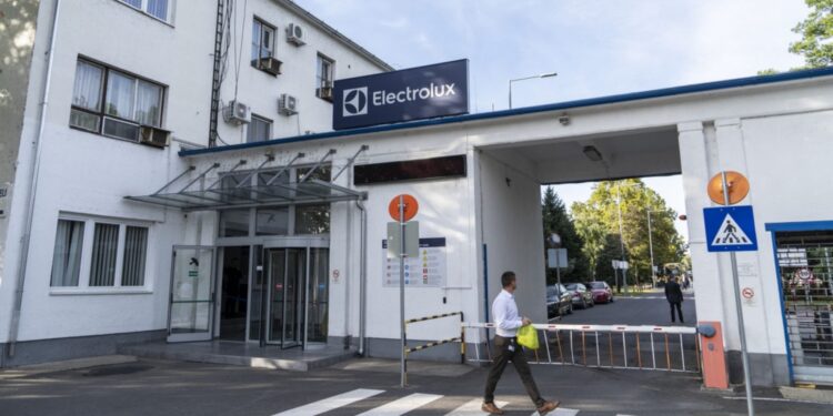 A Electrolux anunciou o encerramento da unidade em Jászberény, na Hungria somando 2.700 demissões globais em 2026
Foto: Electrolux/Index/Reprodução/ND Mais