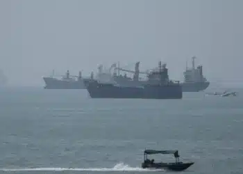 Embarcações no Estreito de Ormuz perto da praia de Bandar Abbas, próximo à Ilha de Larak. - Reuters