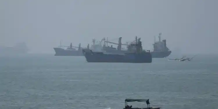 Embarcações no Estreito de Ormuz perto da praia de Bandar Abbas, próximo à Ilha de Larak. - Reuters