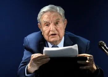 O bilionário filantropo George Soros, fundador da Open Society Foundations, cuja rede de esquerda está agora na mira de uma repressão fiscal do governo Trump liderada por seu ex-diretor de investimentos, o secretário do Tesouro Scott Bessent.
Foto: AFP via Getty Images