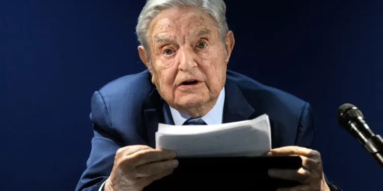 O bilionário filantropo George Soros, fundador da Open Society Foundations, cuja rede de esquerda está agora na mira de uma repressão fiscal do governo Trump liderada por seu ex-diretor de investimentos, o secretário do Tesouro Scott Bessent.
Foto: AFP via Getty Images