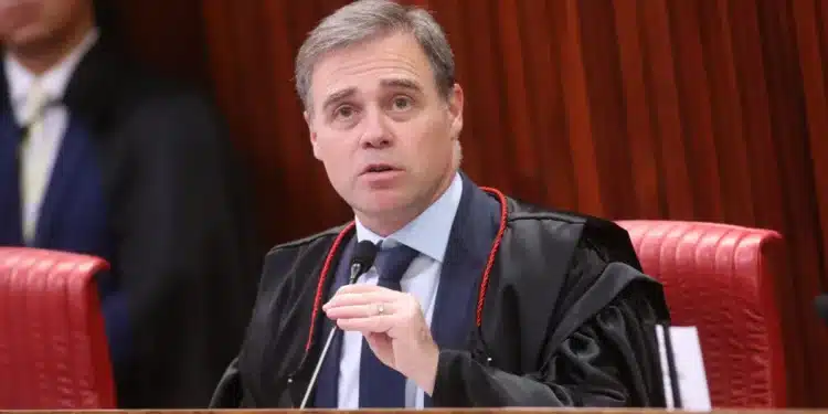 O ministro André Mendonça, em sessão plenária do TSE • Luiz Roberto/TSE