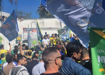 Flávio Bolsonaro e Nikolas Ferreira durante agenda em Belo Horizonte, nesta terça-feira (18/8). FOTO: Reprodução/ Metrópoles