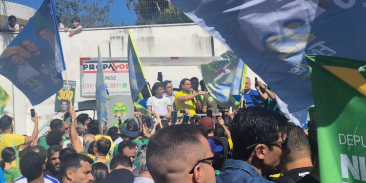 Flávio Bolsonaro e Nikolas Ferreira durante agenda em Belo Horizonte, nesta terça-feira (18/8). FOTO: Reprodução/ Metrópoles