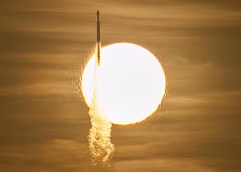 Um foguete Falcon Heavy da SpaceX, com o Telescópio Espacial Nancy Grace Roman da NASA a bordo — Foto: NASA/John Kraus
