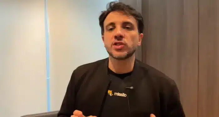Renan Santos foi alvo de uma noticia-crime no MPE por declaracoes sobre Janja durante o debate presidencial da Band | Foto: Reproducao/GloboNews