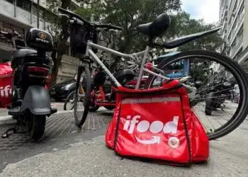 Bolsa do iFood ao lado de uma bicicleta no Rio de Janeiro  • 3 de novembro de 2025. REUTERS/Jorge Silva/Foto de arquivo
