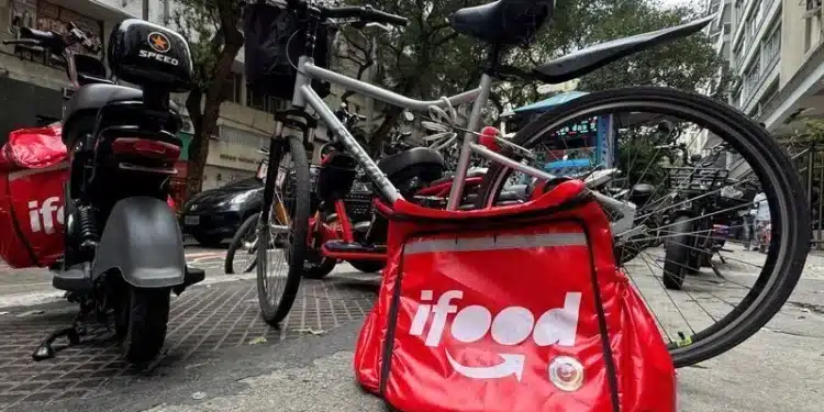 Bolsa do iFood ao lado de uma bicicleta no Rio de Janeiro • 3 de novembro de 2025. REUTERS/Jorge Silva/Foto de arquivo